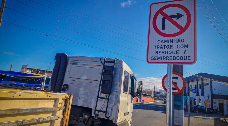 Caminhões com contêineres passam a ter vias exclusivas para circular em Navegantes