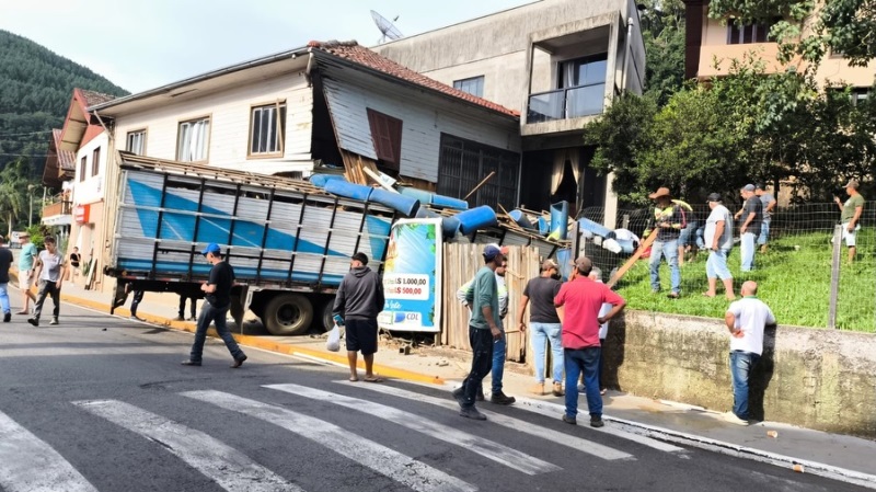 Caminhão perde os freios e atinge residência em SC