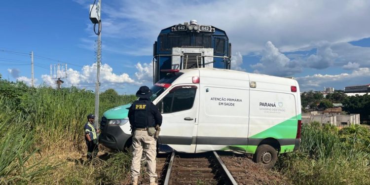 Vídeo: ambulância é atingida por trem em ferrovia no Paraná