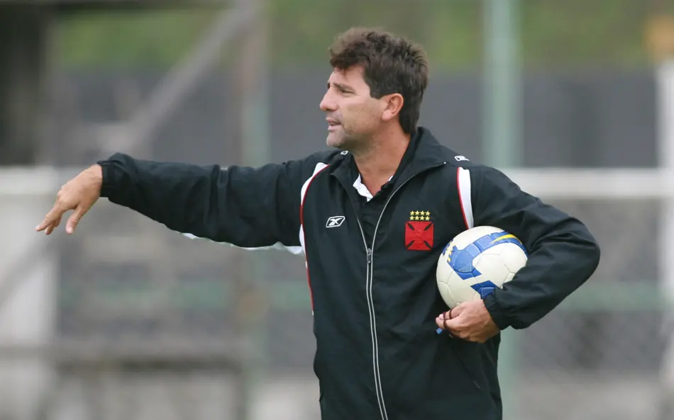 Vasco acelera e fica perto de fechar com Renato Gaúcho