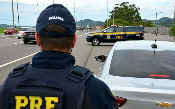 Queda de moto seguida de atropelamento mata dois na BR-101
