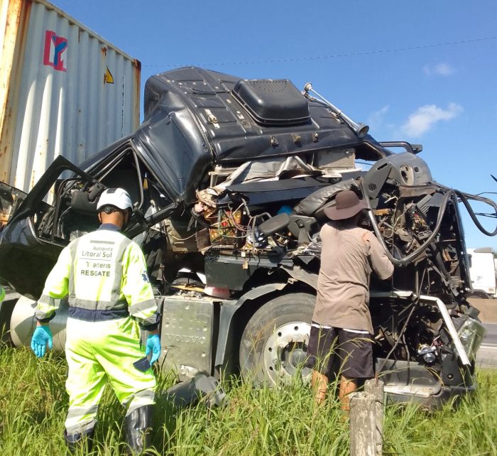 Carreta parada na BR-101 é atingida em cheio e acidente assusta motoristas