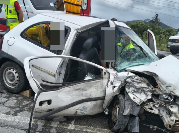 Carro colide com caminhão na BR-281 e deixa duas vítimas presas às ferragens