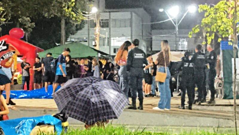 Guarda Municipal acaba com festa universitária que todos os anos suja praça em Florianópolis