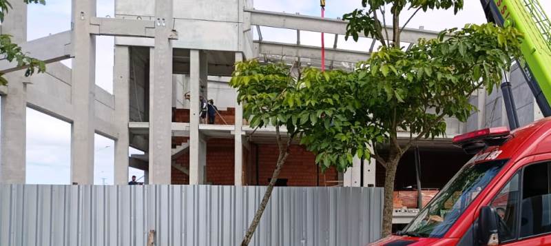 Trabalhador sofre queda de cinco metros de prédio em construção em SC