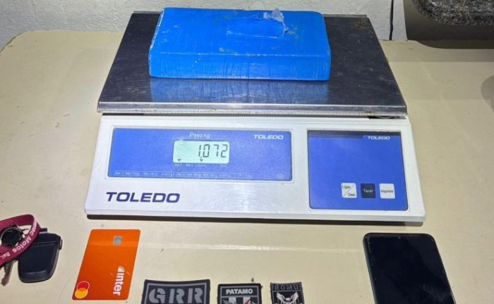 Perseguição a motociclista termina em prisão e apreensão de cocaína