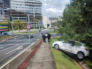 Vídeo: carro perde controle e despenca em calha em Balneário Camboriú