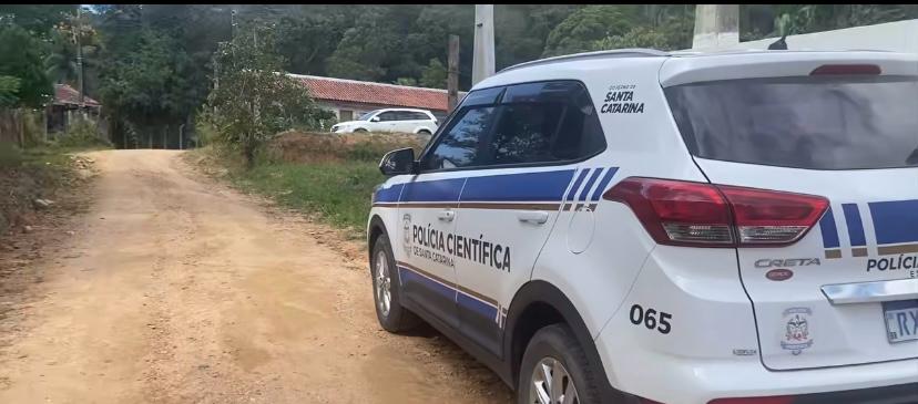 Identificada mulher encontrada morta dentro de vala em SC