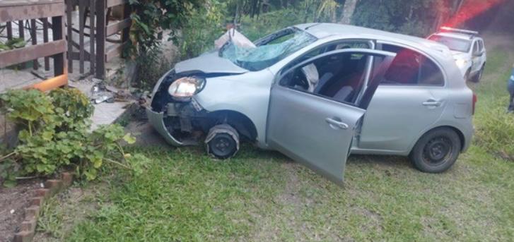 Médico atropela oito pessoas e joga carro contra casa do irmão 