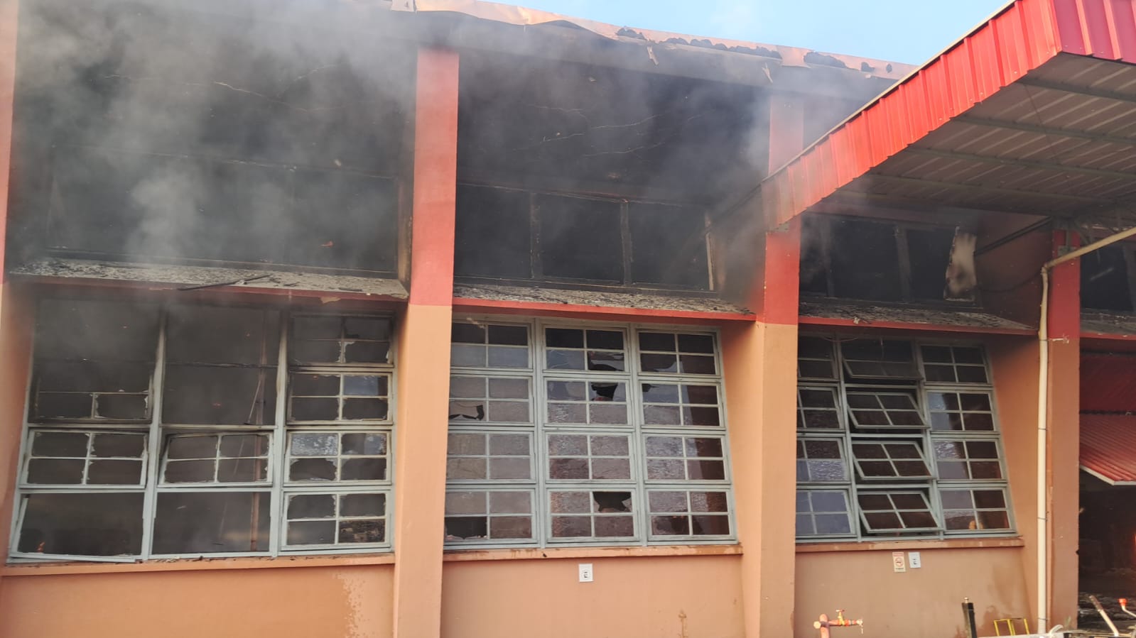 Incêndio atinge galpão da antiga Fiação Renaux em Brusque