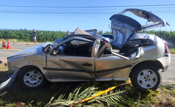 Três morrem após carro sair da pista e atingir poste na SC-108