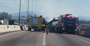 Caminhão em chamas interdita BR-101 em Itajaí