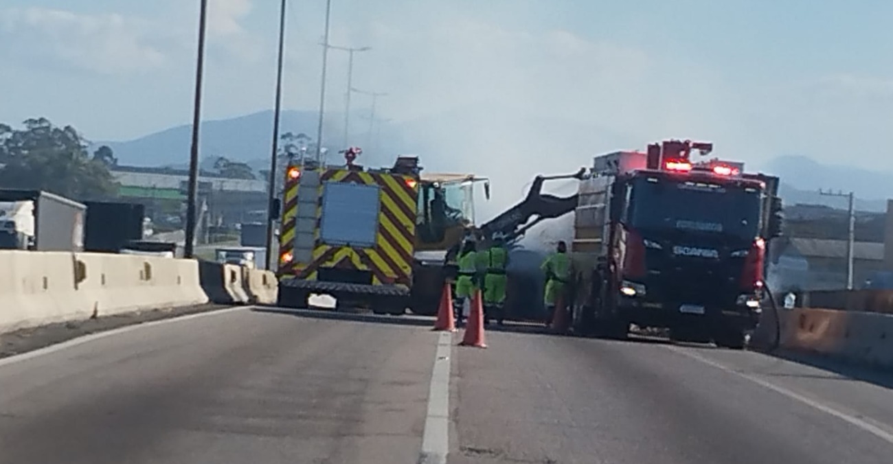 Caminhão em chamas interdita BR-101 em Itajaí