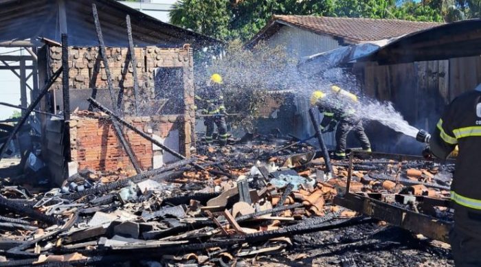 Incêndio destrói moradia improvisada e mobiliza bombeiros em Brusque