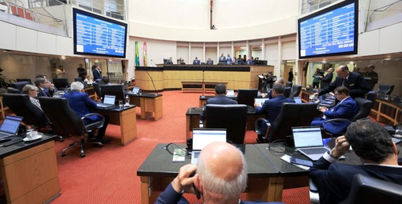 Alesc transforma em lei MP sobre tabela salarial dos professores