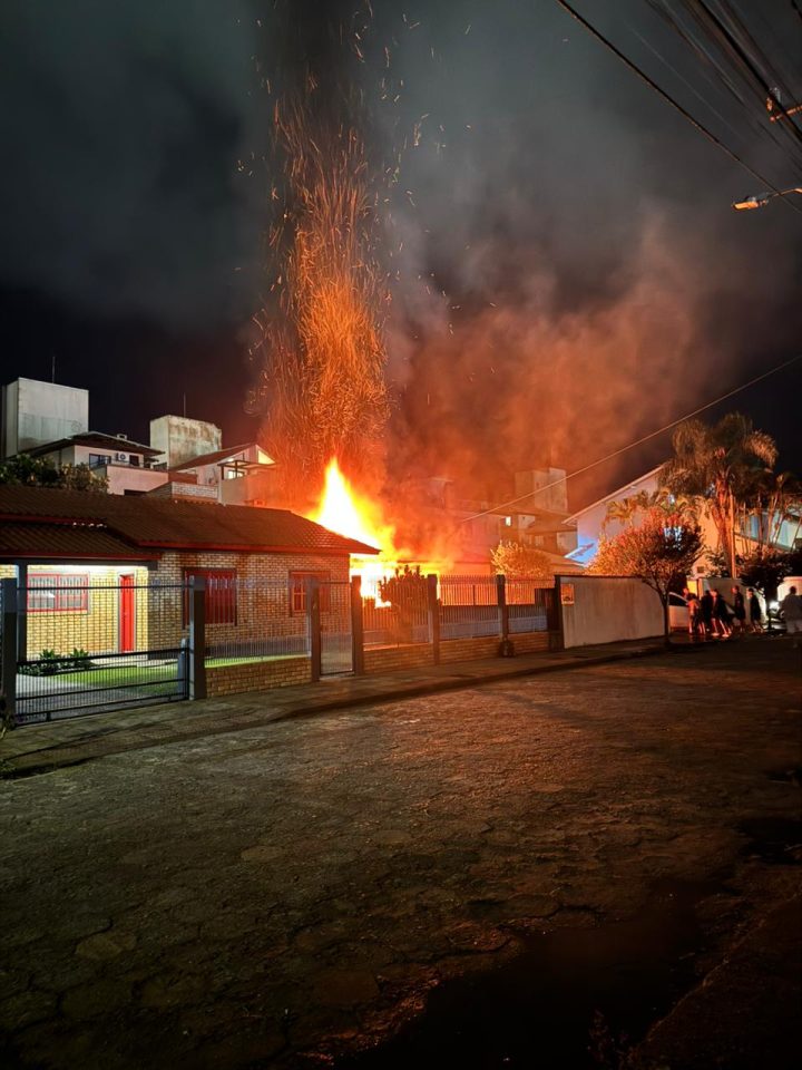 Bombeiros controlam princípio de incêndio em residência nos Ingleses