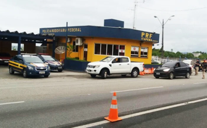Homem desce de ônibus em surto e morre atropelado na BR-101 em SC