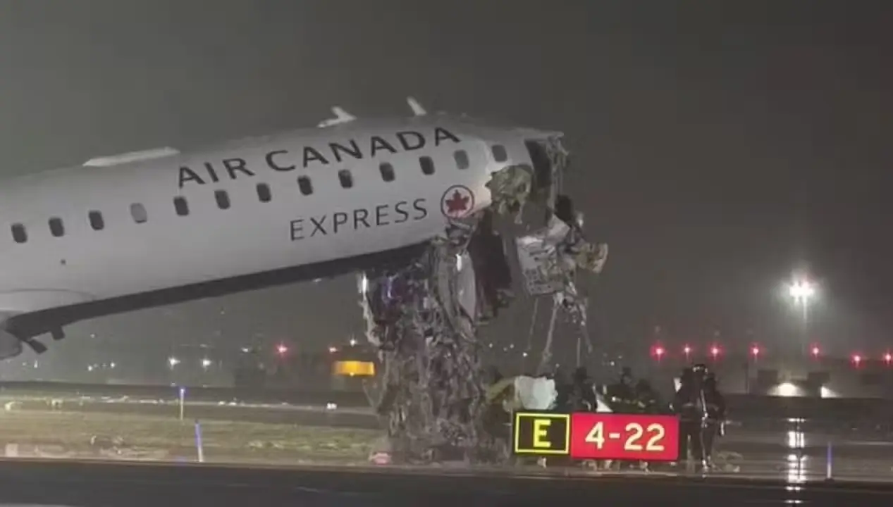 Colisão entre avião e caminhão mata dois em aeroporto de Nova York