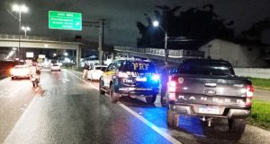 PRF flagra motoristas em disputa de racha sob chuva na Grande Florianópolis