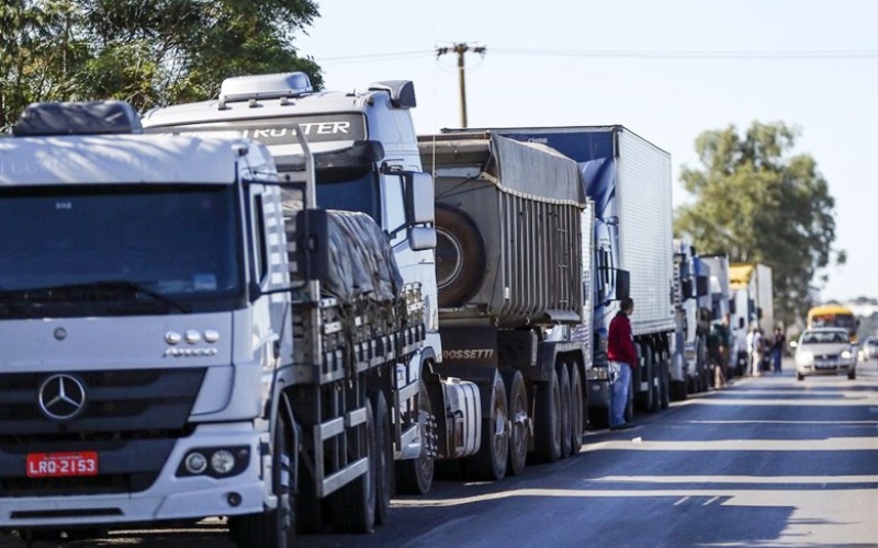 Governo anuncia medidas de frete para garantir renda a caminhoneiros