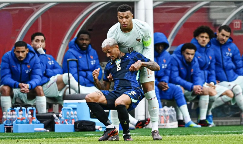 Brasil perde para a França em amistoso preparatório para a Copa