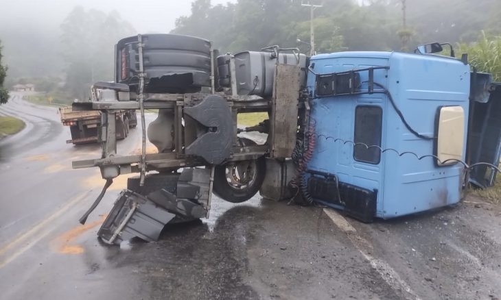 Carreta tomba na BR-280 e motorista fica ferido
