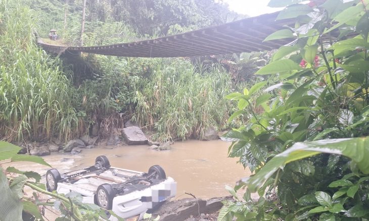 Idoso morre após carro capotar em rio no Vale do Itajaí