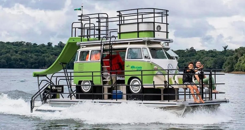 Barco Kombi vira no mar e prega susto em praia no litoral catarinense