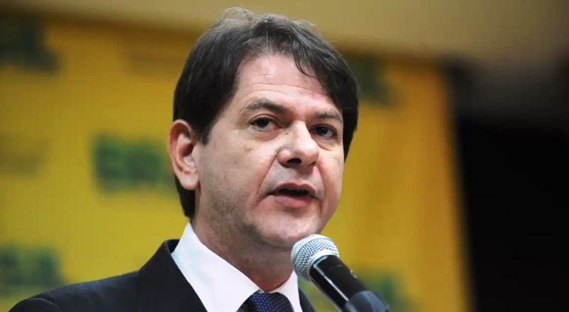 Cid Gomes volta a dizer que Júnior Mano é vítima de perseguição política