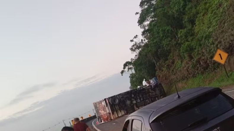Caminhão tomba na BR-101 e provoca fila de 7 km na Grande Florianópolis