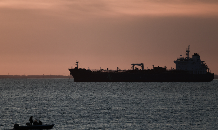 Tensão no Estreito de Ormuz trava rota vital do petróleo