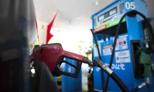 Governo prorroga subsídio de R$ 0,44 na gasolina