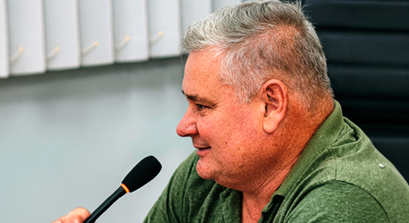 Vereador de SC gera revolta ao defender morte para cães de rua