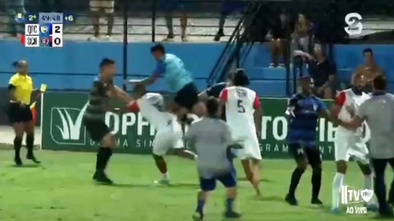Vídeo: partida de futebol termina com briga generalizada em campo