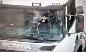 PRF flagra crianças em risco e caminhoneiro ao celular na BR-282
