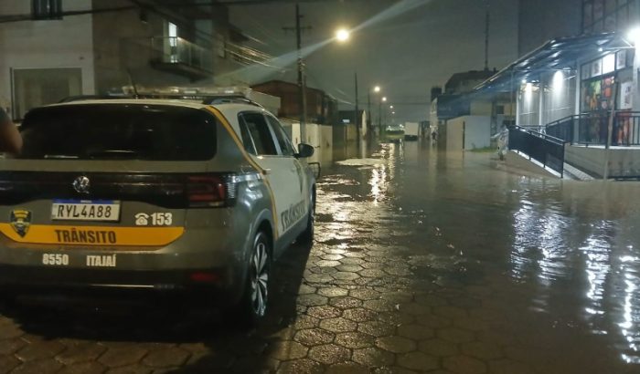 Chuvas causam alagamentos, fecham UBS e suspendem aulas em Itajaí