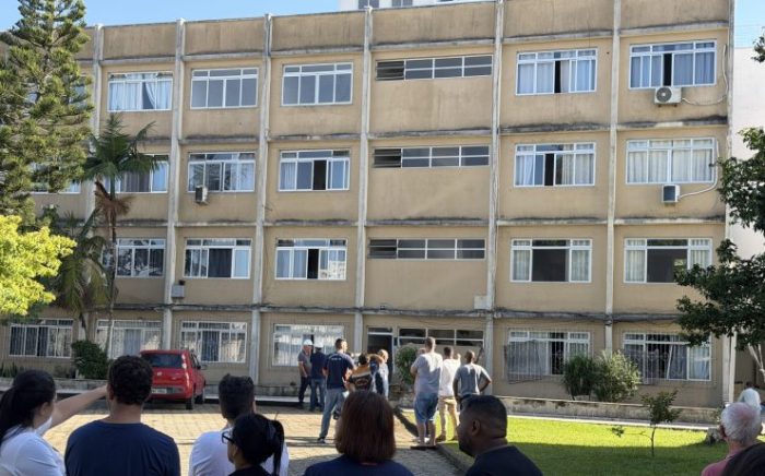 Após desabamento, edifício ameaça cair e mobiliza autoridades