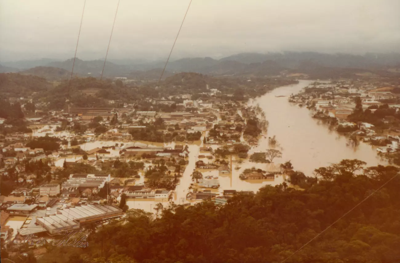 Rio Itajaí-Açu, em Blumenau, chegou a marca de 15,34 m de altura no dia 9 de julho de 1983 – Foto: Arquivo Histórico José Ferreira da Silva/Reprodução/ND