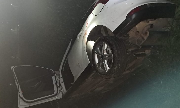 Duas pessoas ficam feridas após carro capotar na Avenida Beira Rio