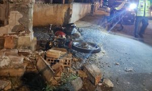 Motociclista morre ao ser arremessado para dentro de terreno em colisão