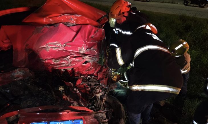 Colisão frontal entre caminhão e carro deixa uma pessoa morta