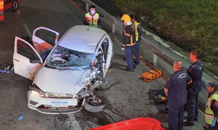 Motorista fica preso às ferragens em colisão frontal na BR-282