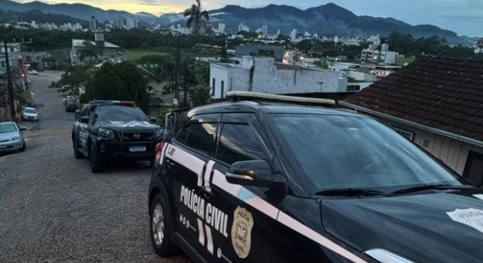 Operação mira integrantes de facção criminosa no litoral catarinense