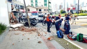 Motorista desvia de pedestre e provoca colisão violenta
