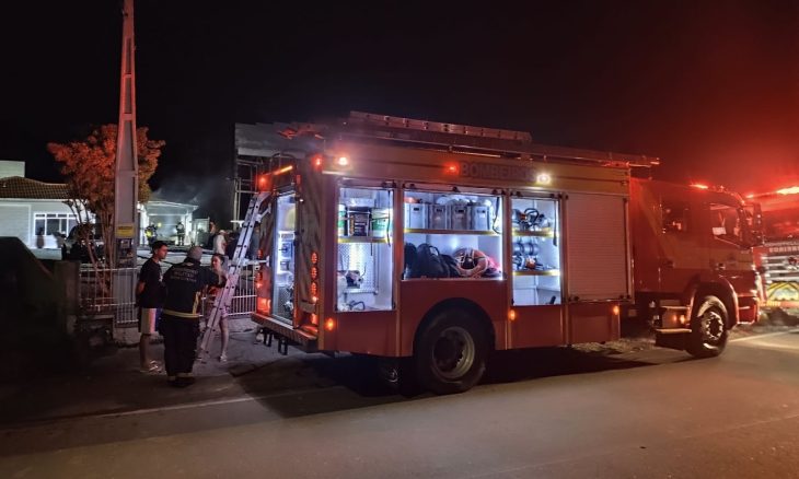 Incêndio em depósito de residência mobiliza bombeiros em SC
