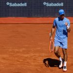 Saque por baixo no match point garante vitória e gera vaias em Barcelona