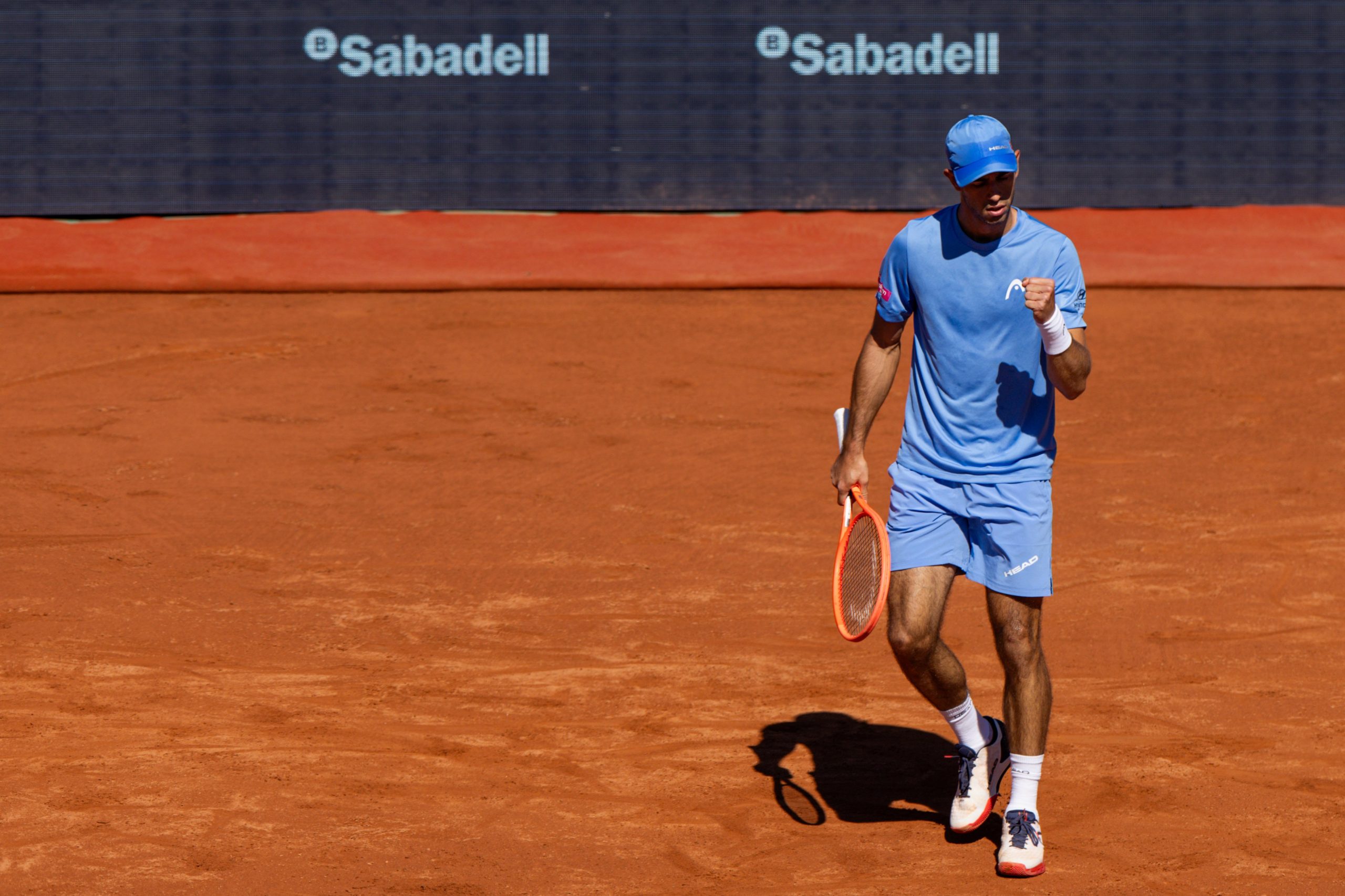 Saque por baixo no match point garante vitória e gera vaias em Barcelona