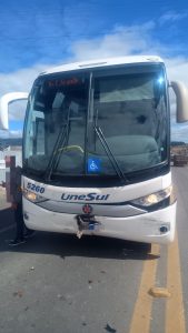 Colisão entre carro e ônibus deixa mulher ferida na BR-470