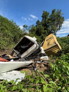 Carreta sai da pista e deixa dois feridos na BR-470 em Agronômica