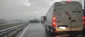 Caminhão tomba e causa interdição parcial na BR-101 em Sangão
